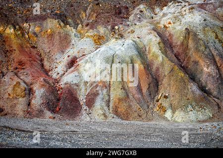 Vue détaillée des couches minérales striées rouge et brun terreux dans la région de Rio Tinto, mettant en valeur l'art géologique naturel Banque D'Images