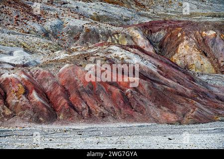 Vue détaillée des couches minérales striées rouge et brun terreux dans la région de Rio Tinto, mettant en valeur l'art géologique naturel Banque D'Images