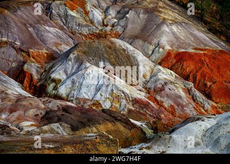 Un paysage saisissant de formations géologiques multicolores dans les mines de Rio Tinto, marqué par le passage du temps et l’extraction Banque D'Images