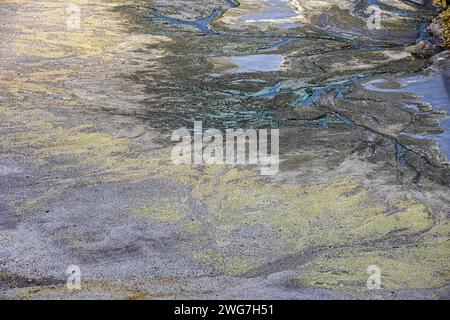 Le paysage du Rio Tinto présente une tapisserie de traces minérales avec des ruisseaux acides sculptant à travers le terrain Banque D'Images