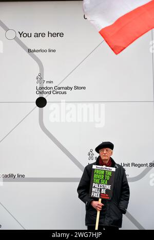 Londres, Royaume-Uni. 03 février 2024. Un manifestant solitaire au début de la Marche nationale pour la Palestine dans le centre de Londres. 4 février 2024. Crédit : Mark York/Alamy Live News Banque D'Images