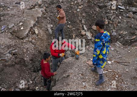 Hatay, Turquie. 03 février 2024. Mehmet (R), travaille sur l'épave avec sa famille pour gagner de l'argent. La Turquie a connu le plus grand tremblement de terre de son histoire le 6 décembre 2023, dans la région frontalière de la Syrie. Après les tremblements de terre consécutifs de 7,4 et 7,7, 10 villes de la région orientale ont été touchées. Il y a encore des ruines de bâtiments effondrés dans le centre-ville de Hatay, l'une des villes les plus touchées. (Photo Tunahan Turhan/SOPA Images/Sipa USA) crédit : SIPA USA/Alamy Live News Banque D'Images