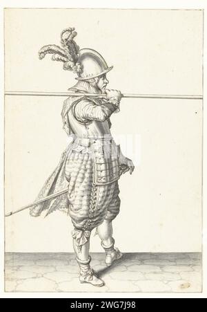 Soldat qui porte ses brochettes horizontalement sur son épaule droite, Jacques de Gheyn (II), 1596 - 1606 dessinant Un soldat, après, à droite, qui porte une brochette horizontalement sur son épaule droite. Sa main droite autour de la brochette. Dessin de conception de la plaque 26 dans les instructions de manipulation de la brochette dans la manipulation des bras de J. de Gheyn (1607). Guerre de guerre vers 1600. Conception pour une impression. papier. stylo à encre / brosse manipulation des armes  formation militaire. armes Banque D'Images