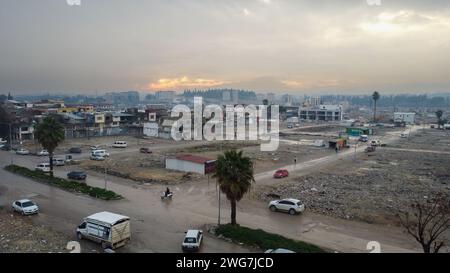 Hatay, Turquie. 03 février 2024. (NOTE DE L'ÉDITEUR : photo prise avec drone) vue des bâtiments et des biens détruits par le tremblement de terre. La Turquie a connu le plus grand tremblement de terre de son histoire le 6 décembre 2023, dans la région frontalière de la Syrie. Après les tremblements de terre consécutifs de 7,4 et 7,7, 10 villes de la région orientale ont été touchées. Il y a encore des ruines de bâtiments effondrés dans le centre-ville de Hatay, l'une des villes les plus touchées. (Photo Tunahan Turhan/SOPA Images/Sipa USA) crédit : SIPA USA/Alamy Live News Banque D'Images