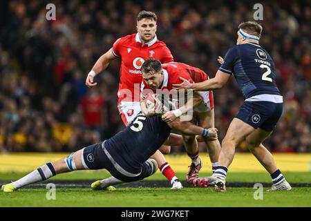 Ioan Lloyd of Wales est attaqué par Scott Cummings d'Écosse lors du Guinness 6 Nations Match Wales vs Scotland 2024 au Principality Stadium, Cardiff, Royaume-Uni, le 3 février 2024 (photo de Craig Thomas/News Images) Banque D'Images