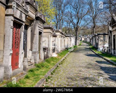 Une porte rouge marque l'entrée de l'une des cryptes du cimetière du Père Lachaise à Paris. Banque D'Images