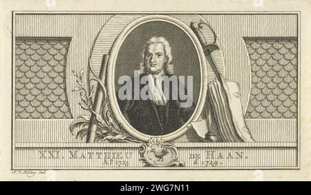 Portret van mattheus le haan, jacob van le sleky, 1763 tirage Portrait de Mattheus de Haan, gouverneur général des anciennes Indes orientales néerlandaises de 1725 à 1729. En plus de son portrait, un bâton de commande, des ustensiles d'écriture, une branche d'olivier et une épée. Imprimeur : Amsterdampublisher : la Haye papier gravure / gravure outils d'écriture. baton du général Banque D'Images