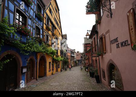 Riquewihr, Alsace, France - 10 juin 2021 : centre-ville historique avec de vieilles maisons à colombages colorées, destination touristique populaire Banque D'Images
