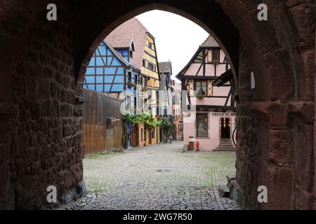 Riquewihr, Alsace, France - 10 juin 2021 : centre-ville historique avec de vieilles maisons à colombages colorées, destination touristique populaire Banque D'Images