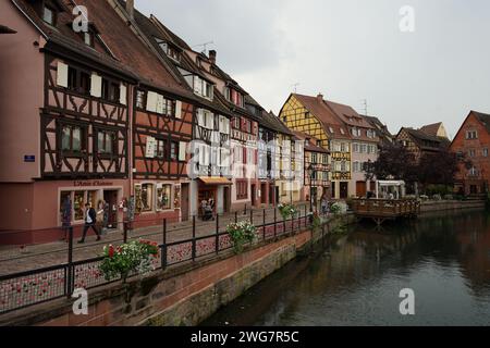 Colmar, Alsace, France - 10 juin 2021 : centre-ville historique avec de vieilles maisons à colombages colorées, destination touristique populaire Banque D'Images