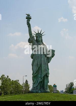 Colmar, Alsace, France - 10 juin 2021 : réplique de 12 mètres de haut de la Statue de la liberté, monument touristique populaire Banque D'Images