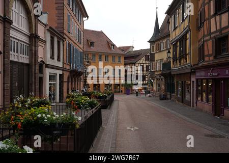 Colmar, Alsace, France - 10 juin 2021 : centre-ville historique avec de vieilles maisons à colombages colorées, destination touristique populaire Banque D'Images