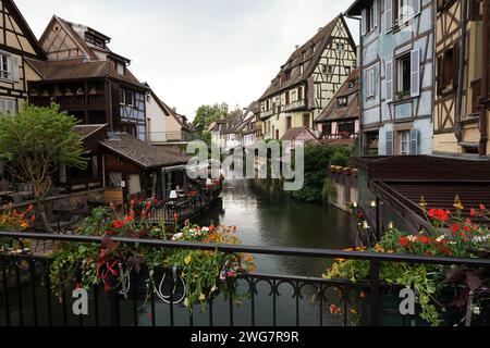 Colmar, Alsace, France - 10 juin 2021 : centre-ville historique avec de vieilles maisons à colombages colorées, destination touristique populaire Banque D'Images
