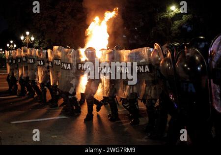 Buenos Aires, capitale fédérale, Argentine. 2 février 2024. Les agences de sécurité de l'État argentin ont fortement réprimé les manifestants qui manifestaient à proximité du Congrès de la nation en répudiant l'approbation, dans la chambre des députés, de la Loi omnibus controversée du président nouvellement élu, Javier Milei. (Image de crédit : © Roberto Almeida Aveledo/ZUMA Press Wire) USAGE ÉDITORIAL SEULEMENT! Non destiné à UN USAGE commercial ! Banque D'Images