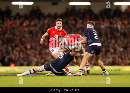 Cardiff, pays de Galles. 3 février 2024 ; Principality Stadium, Cardiff, pays de Galles : six Nations International Rugby Wales versus Scotland ; Ioan Lloyd of Wales est attaqué par Scott Cummings de Scotland Credit : action plus Sports Images/Alamy Live News Banque D'Images