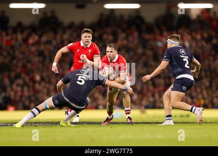 Cardiff, pays de Galles. 3 février 2024 ; Principality Stadium, Cardiff, pays de Galles : six Nations International Rugby Wales versus Scotland ; Ioan Lloyd of Wales est attaqué par Scott Cummings de Scotland Credit : action plus Sports Images/Alamy Live News Banque D'Images