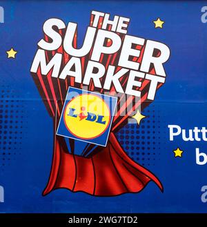 Affiche de publicité nouvelle publicité du supermarché Lidl Supermarket Super Market à l'extérieur du magasin supermarché de l'année 2023 lauréat des prix de l'industrie de la vente au détail Londres Royaume-Uni Banque D'Images