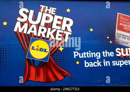 Affiche de publicité nouvelle publicité du supermarché Lidl Supermarket Super Market à l'extérieur du magasin supermarché de l'année 2023 lauréat des prix de l'industrie de la vente au détail Londres Royaume-Uni Banque D'Images