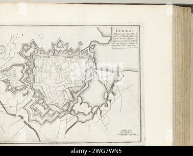 Plan de Yperen, ca. 1693-1696, 1693 - 1696 imprimer carte des renforts pour la ville flamande d'Yperen. Partie de la septième partie (1696) de l'ouvrage dans lequel les huit parties des Forces de l'Europe sont publiées entre 1693 et 1697. L’œuvre imprimée est composée de 175 planches avec des plans (de Sébastien le Prestre, Seigneur de Vauban) de villes fortes et de forteresses renommées de la guerre de neuf ans. Titre et inscriptions en français. Imprimeur : Francepublisher : Paris papier gravure cartes des villes. Forteresse Ypereren Banque D'Images