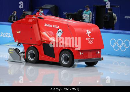 FEB 6, 2022 - Pékin, Chine : la machine de resurfaçage de patinoire également connue sous le nom de machine Zamboni est utilisée pour garder la glace sûre et lisse avant le court Banque D'Images