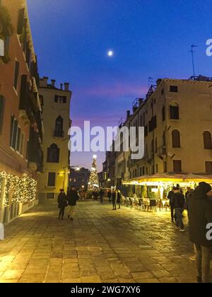 Venise - Italie - 31 décembre 2019 : vue nocturne du sapin de Noël. Banque D'Images