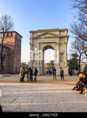 Vérone- Italie- 30 décembre 2019 : Arco dei Gavi célèbre monument historique. Arch. Banque D'Images