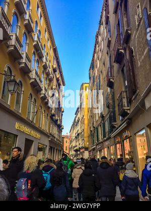 Venise- Italie- 31 décembre 2019 : nuit sur la rue garlanded à Venise à Noël Banque D'Images