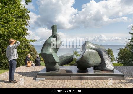 Louisiana Museum of Modern Art, Skulptur von Henry Moore, 'Recailing figure No 5 (Seagrams), 1963-64 *** Louisiana Museum of Modern Art, Skulptur Banque D'Images