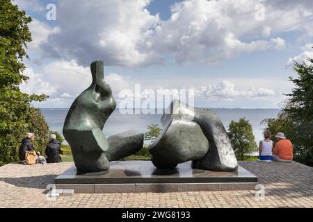 Louisiana Museum of Modern Art, Skulptur von Henry Moore, 'Recailing figure No 5 (Seagrams), 1963-64 *** Louisiana Museum of Modern Art, Skulptur Banque D'Images