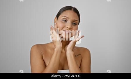 Jeune femme latine souriante visage touchant confiant sur fond blanc isolé Banque D'Images