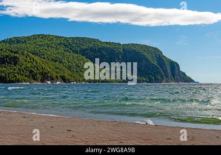 Vagues et falaises verdoyantes sur le lac supérieur dans la baie Old Woman dans le parc provincial du lac supérieur en Ontario Banque D'Images