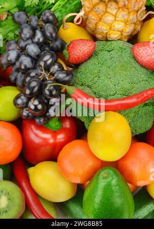 Beau fond lumineux de divers légumes et fruits. Photo verticale. Banque D'Images