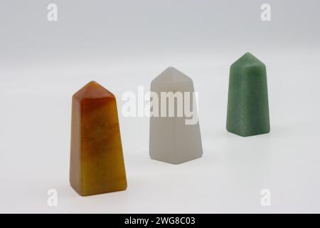 Aventurine orange, onyx blanc et pierres de quartz vert sur fond blanc Banque D'Images