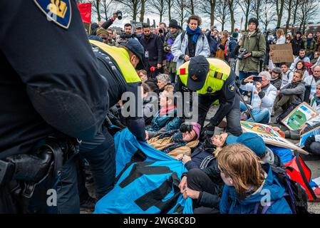 Den Haag, Hollande du Sud, pays-Bas. 3 février 2024. La police néerlandaise a mis un militant pour le climat dans une prise de pression. Le 3 février 2024, des militants pour le climat ont bloqué l'autoroute A12 à Den Haag, aux pays-Bas. La demande de cette manifestation était la fin des subventions aux combustibles fossiles par le gouvernement néerlandais. (Image de crédit : © James Petermeier/ZUMA Press Wire) USAGE ÉDITORIAL SEULEMENT! Non destiné à UN USAGE commercial ! Crédit : ZUMA Press, Inc./Alamy Live News Banque D'Images