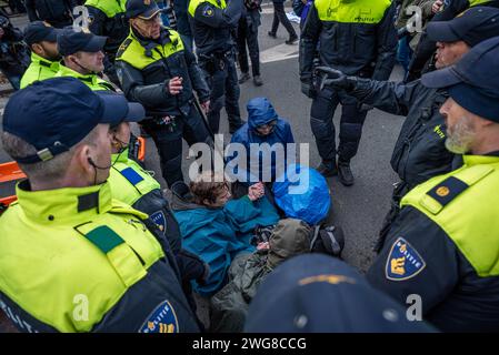 Den Haag, Hollande du Sud, pays-Bas. 3 février 2024. La police néerlandaise entoure trois militants du climat qui se sont collés ensemble. Le 3 février 2024, des militants pour le climat ont bloqué l'autoroute A12 à Den Haag, aux pays-Bas. La demande de cette manifestation était la fin des subventions aux combustibles fossiles par le gouvernement néerlandais. (Image de crédit : © James Petermeier/ZUMA Press Wire) USAGE ÉDITORIAL SEULEMENT! Non destiné à UN USAGE commercial ! Crédit : ZUMA Press, Inc./Alamy Live News Banque D'Images