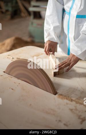 fond de mains avec travail artisanal, intérieur de menuiserie avec machines, ponceuse et bois, occupation et style de vie Banque D'Images