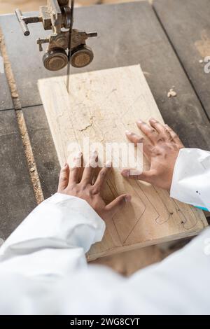 détails de la scie industrielle coupant le bois, intérieur de menuiserie avec des machines industrielles, lieu de travail et occupation artisanale, équipement moderne Banque D'Images