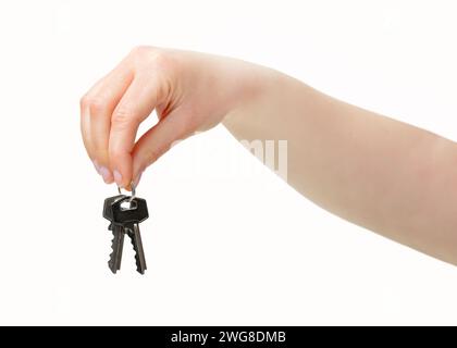 Plan recadré d'une vue latérale de touches de maison suspendues à une main de femme isolée sur un fond blanc Banque D'Images
