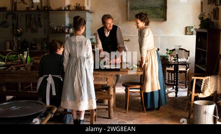 Le goût des choses (2023) réalisé par Anh Hung Tran et mettant en vedette Juliette Binoche dans le rôle d'Eugénie et Benoît Magimel dans le rôle de Dodin bouffant. L’histoire d’Eugénie, une cuisinière estimée, et de Dodin, la fine gourmande avec qui elle travaille depuis 20 ans. Photographie publicitaire ***USAGE ÉDITORIAL SEULEMENT***. Crédit : BFA / Carole Bethuel / IFC films Banque D'Images