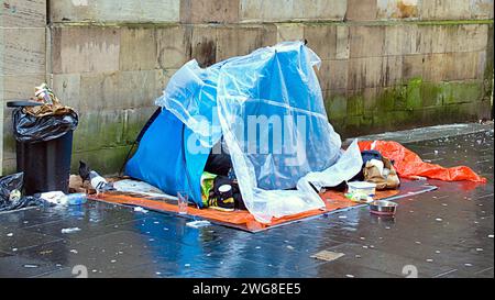 Glasgow, Écosse, Royaume-Uni. 3 février 2024. UK Météo : une journée ennuyeuse a vu des habitants dans les rues du centre-ville. Des sans-abri ont installé un camp dans le centre-ville. Crédit Gerard Ferry/Alamy Live News Banque D'Images