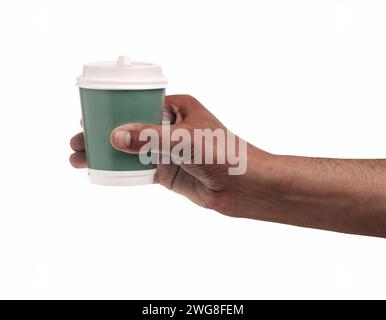 Gros plan de l'homme tenant une tasse de papier isolé sur blanc Banque D'Images