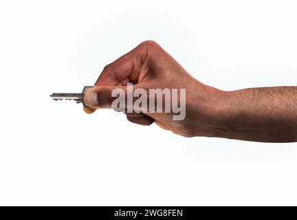 Photo recadrée d'une main d'homme méconnaissable tenant une clé de maison prête à ouvrir la porte isolée sur un fond blanc Banque D'Images