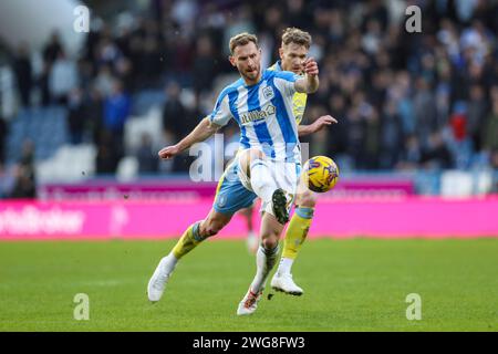 Huddersfield, Angleterre, Royaume-Uni le 3 février 2024. Huddersfield, Royaume-Uni. 03 février 2024. Le défenseur de Huddersfield Town Tom Lees (32) affronte l'attaquant de Sheffield Wednesday Michael Smith (24) lors du match de Huddersfield Town AFC v Sheffield Wednesday FC SKY BET EFL Championship au John Smith's Stadium, Huddersfield, Angleterre, Royaume-Uni le 3 février 2024 Credit : Every second Media/Alamy Live News Banque D'Images