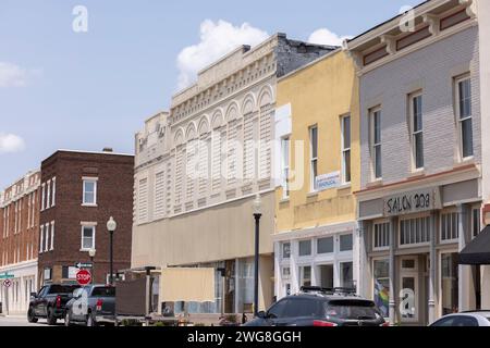 Independence, Missouri, États-Unis - 16 juin 2023 : la lumière du soleil brille l'après-midi sur le cœur historique du centre-ville d'Independence. Banque D'Images