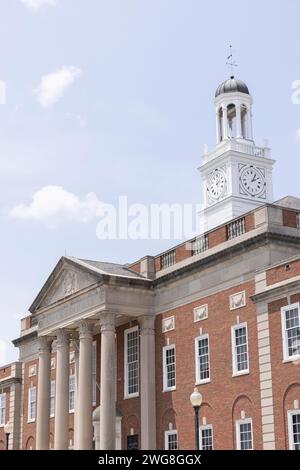 Independence, Missouri, États-Unis - 16 juin 2023 : la lumière du soleil brille l'après-midi sur le cœur historique du centre-ville d'Independence. Banque D'Images