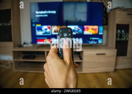 Femme âgée regardant la télévision intelligente et utilisant la télécommande. SHOTLISTstream Banque D'Images