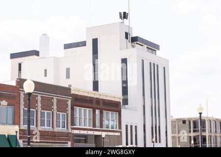 Independence, Missouri, États-Unis - 16 juin 2023 : la lumière du soleil brille l'après-midi sur le cœur historique du centre-ville d'Independence. Banque D'Images