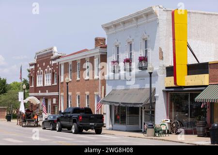 Independence, Missouri, États-Unis - 16 juin 2023 : la lumière du soleil brille l'après-midi sur le cœur historique du centre-ville d'Independence. Banque D'Images