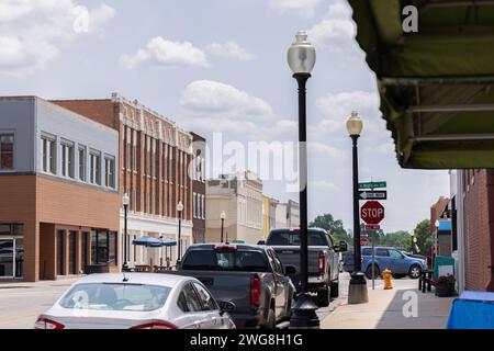 Independence, Missouri, États-Unis - 16 juin 2023 : la lumière du soleil brille l'après-midi sur le cœur historique du centre-ville d'Independence. Banque D'Images