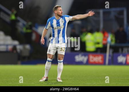 Huddersfield, Angleterre, Royaume-Uni le 3 février 2024. Huddersfield, Royaume-Uni. 03 février 2024. Tom Lees (32), défenseur de Huddersfield Town, fait des gestes lors du match de Huddersfield Town AFC v Sheffield Wednesday FC SKY BET EFL Championship au John Smith's Stadium, Huddersfield, Angleterre, Royaume-Uni, le 3 février 2024 crédit : Every second Media/Alamy Live News Banque D'Images